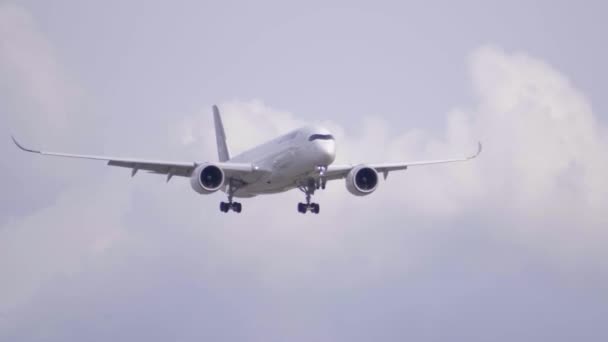 Heavy Lufthansa Airbus A350 900 Lands Luchthaven Van Vancouver Close — Stockvideo