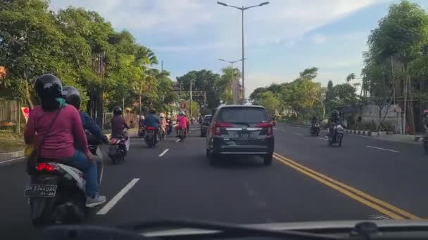 Busy City Traffic Bali Island Indonesia Motorbikes Cars Road Driver — Video Stock
