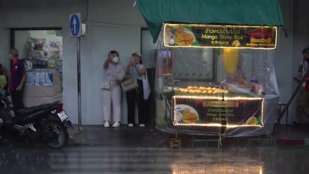 Persone Attesa Che Pioggia Fermi Accanto Mango Stallo Riso Appiccicoso — Video Stock