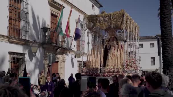 Semana Santa和Virgen Mary的游行队伍在拥挤的街道上游行 — 图库视频影像