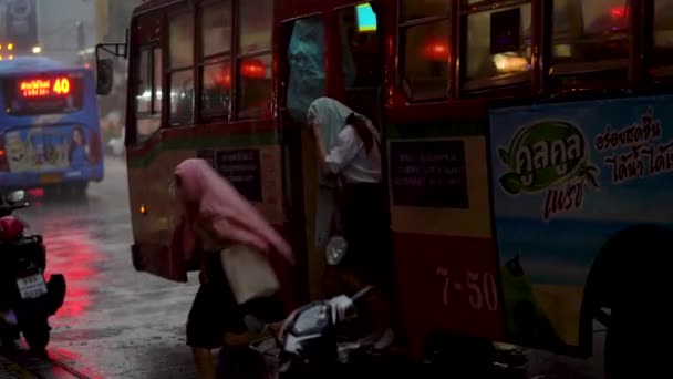 People Get Public Bus Chinatown Bangkok Rainy Evening — 图库视频影像