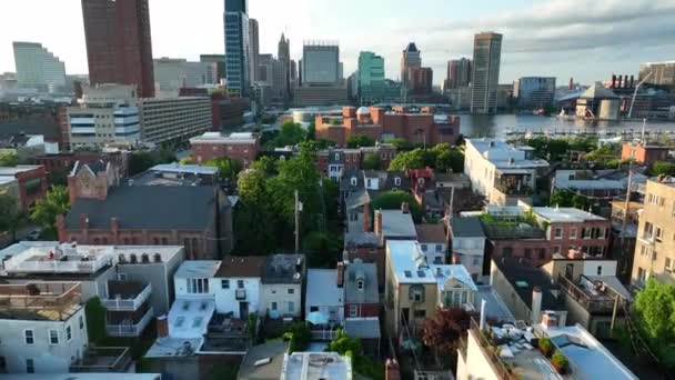 Baltimore Maryland Skyline Aerial Tilt Reveal Houses Downtown Cityscape — Stockvideo