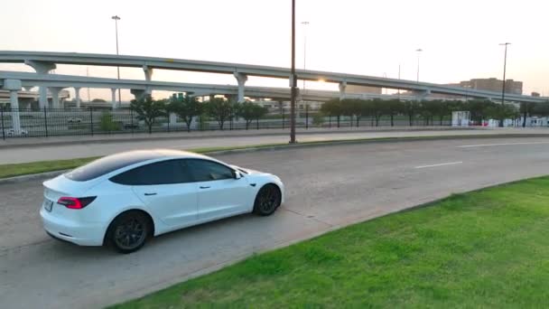 Close Aerial Tracking Shot White Tesla Model Urban City Setting — Stockvideo