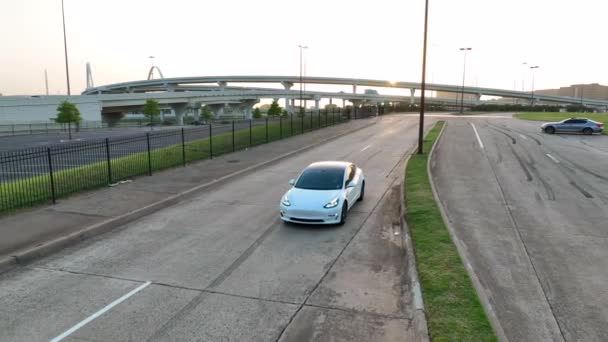 White Tesla Model Headlights Turn Signal Aerial Urban City Usa — Vídeos de Stock