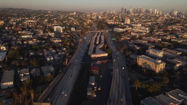 Aerial Push Back Shot Freeway Traffic Los Angeles East Hollywood — 图库视频影像