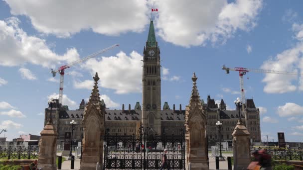 Parliament Canada Centre Block Partially Cloudy Day Summer Canada Day — 图库视频影像