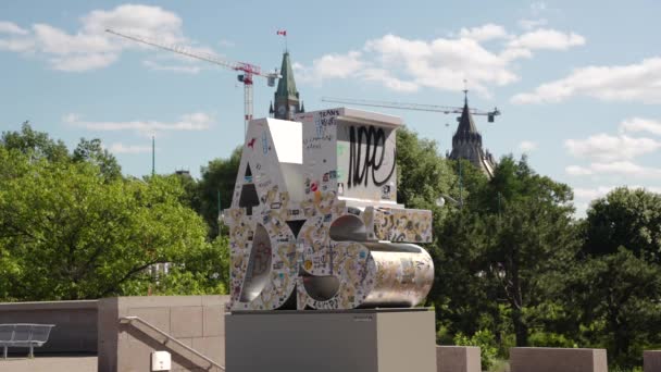 Shot Sculpture Front National Gallery Canada Parliament Canada Background Sunny — стоковое видео