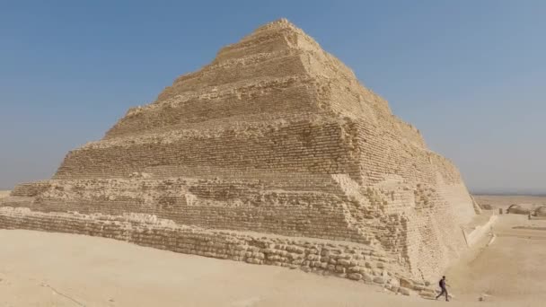 Lonely Tourist Walks Base Djoser Pyramid Saqqara Necroilis Egypt Establishing — 图库视频影像