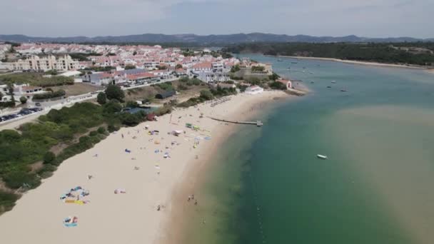 Flyover Παρθένα Παραλία Προς Γραφική Λευκή Πόλη Vila Nova Milfontes — Αρχείο Βίντεο