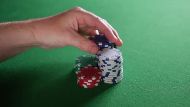 Ανυπόμονος Άνθρωπος Που Παίζει Μάρκες Πόκερ Στο Καζίνο — Αρχείο Βίντεο