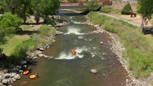People Playing San Juan River Pagosa Springs Colorado — Vídeo de stock