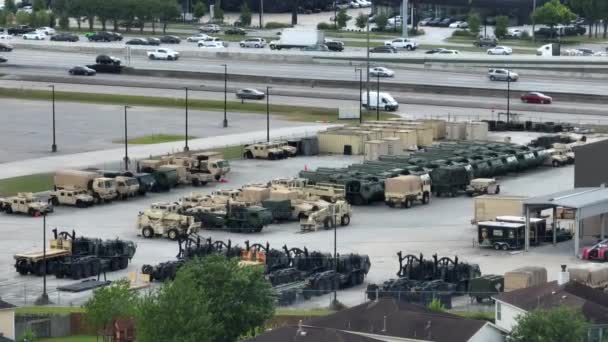 Amerikaanse Legerdepot Gecamoufleerde Vrachtwagens Tanks Klaar Voor Strijd Langs Snelweg — Stockvideo