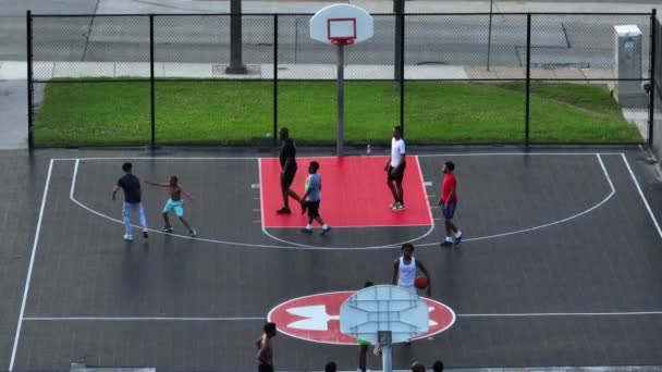 Afroameričtí Chlapci Dospívající Muži Muži Hrají Basketbal Vnitřním Městě Rekreační — Stock video