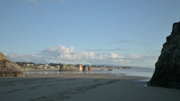 Horseback Riders Bandon Beach Oregon Coast — Video Stock