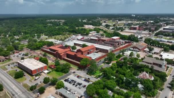 Texas State Penitentiary Huntsville Walls Unit Prison System Aerial Orbit — ストック動画