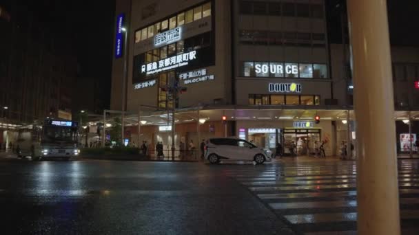 Kyoto City Streets Night Pan Shot Rain Traffic Drives — Stok video