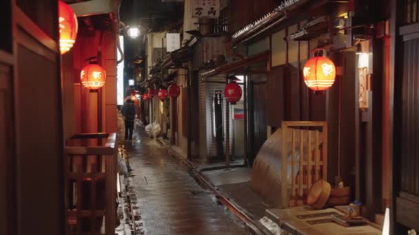 Kyoto Streets Night Rain Warm Lanterns Pontocho Alleyway — Stockvideo