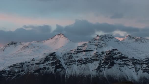 Clouds Snow Covered Mounain Peaks Illluminated Dusk Telephoto Time Lapse — 图库视频影像