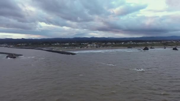 Fishing Boats Going Out Sea Bandon Sea Oregon Coast Aerial — Vídeo de Stock