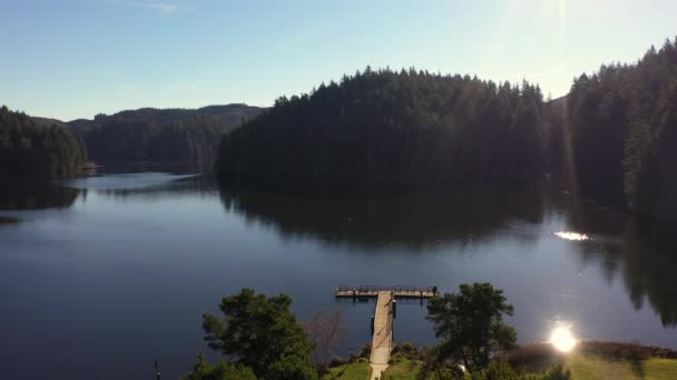Eel Lake Fishing Pier Southern Oregon Drone View — Stockvideo