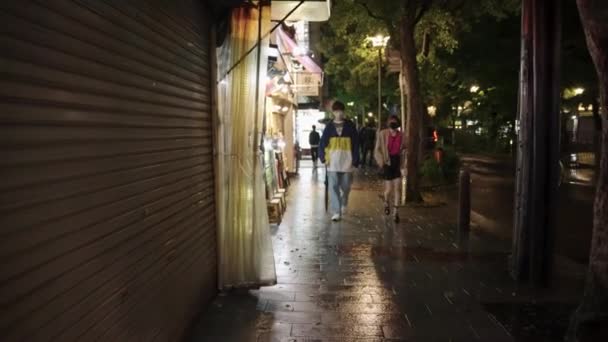 Sanjo Dori Street Night Rain Walking Kyoto Shot — Vídeo de stock