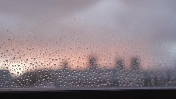Βροχή Πέφτει Στο Παράθυρο Μετά Την Καταιγίδα Όμορφο Ηλιοβασίλεμα Στο — Αρχείο Βίντεο