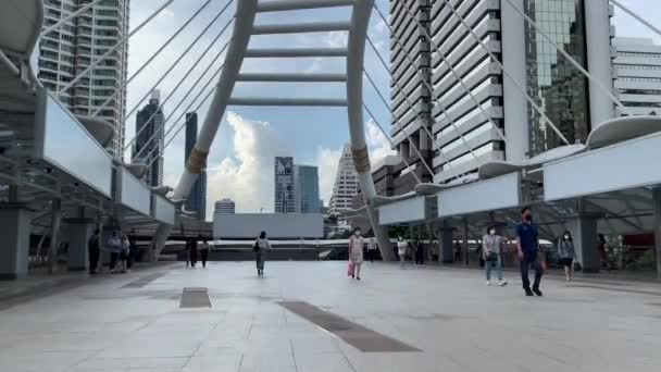 People Walk Chong Nonsi Skywalk Bangkok Skytrain Station Silom Line — Αρχείο Βίντεο