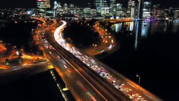 ピーク時の交通量のピーク時の夜のパース市の超絶前進 — ストック動画