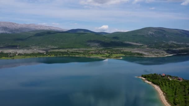 Lake Northern Croatia Surrounded Greenery Mountains Bright Partly Cloudy Day — Vídeo de Stock