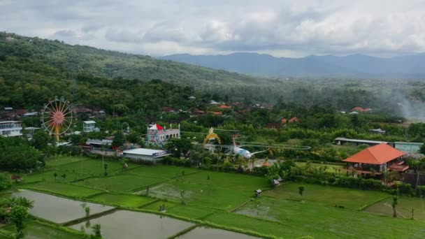 Amusement Park Mountain Field Bali Airplane Ferris Wheel Aerial — Αρχείο Βίντεο