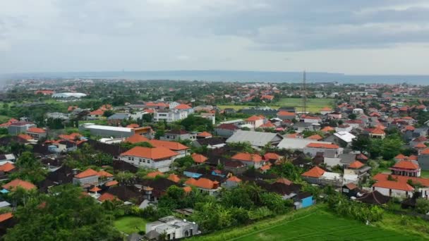 Huizen Met Oranje Daken Canggu Bali Bij Zonsondergang Vanuit Lucht — Stockvideo