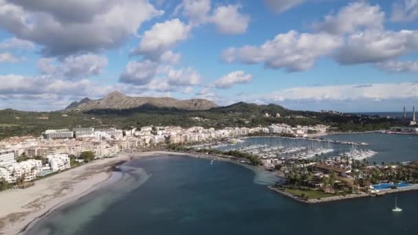 Aerial View Port Alcudia Mallorca Mountain Background — ストック動画