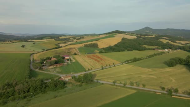 Aerial Images Tuscany Italy Cultivated Fields Summer Small Farm Mountains — Stockvideo