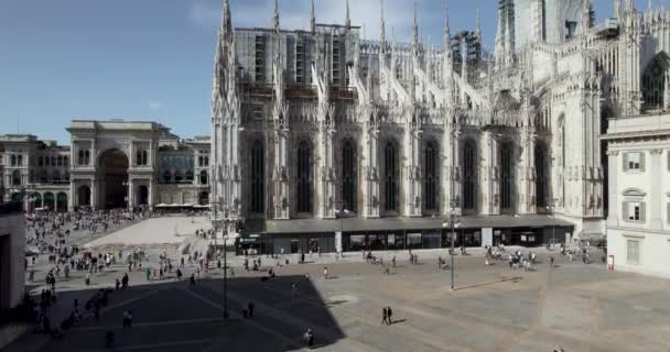 Tourists Flooding Piazza Del Duomo Milan Cathedral Italy Aerial Riser — 图库视频影像