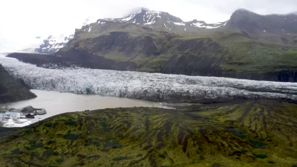 Ледник Исландии Зелеными Холмами Видео Беспилотника Движущегося Боком — стоковое видео