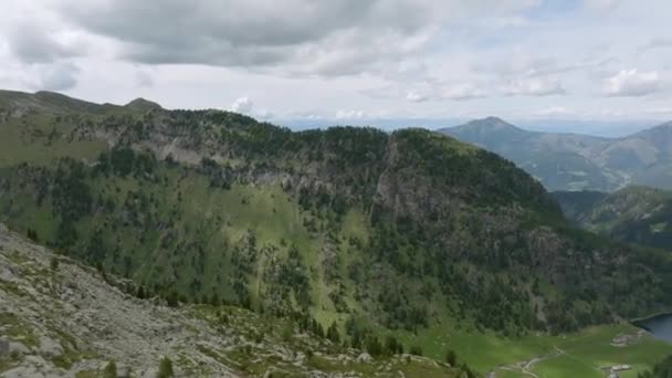 Aerial Flight Green Italian Dolomites Mountains Lake Valley Cloudy Day — Stockvideo