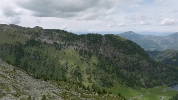 Aerial Flight Green Italian Dolomites Mountains Lake Valley Cloudy Day — 图库视频影像