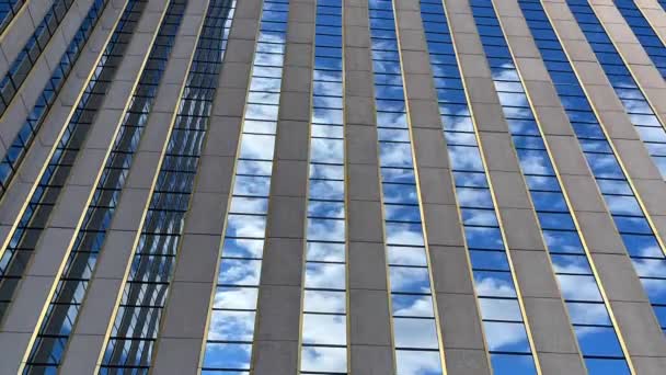 Clouds Time Lapse Reflection Passing Modern Corporate Office Skyscraper Glass — Vídeos de Stock