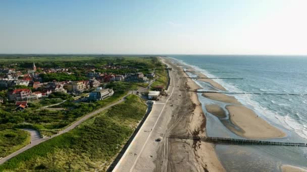 Spektakuläre Luftaufnahme Eines Malerischen Küstenstädtchens Der Nordsee Einem Schönen Sonnigen — Stockvideo