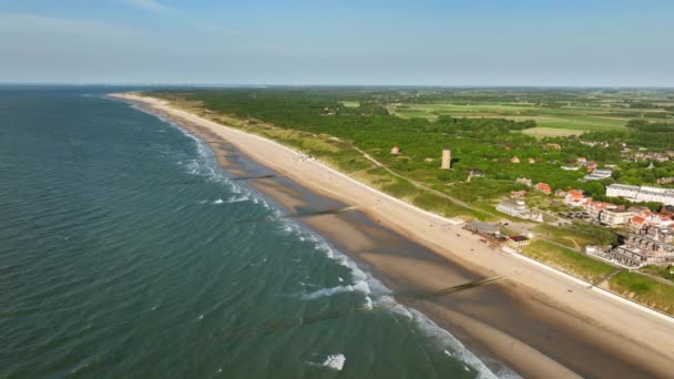 Aerial Shot Changing Tides Picturesque Little Coastal Town Green Rural — Vídeo de Stock
