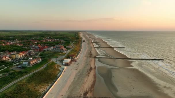 Spectacular Aerial Orbit Shot Endless Beach Picturesque Little Coastal Town — Stok Video