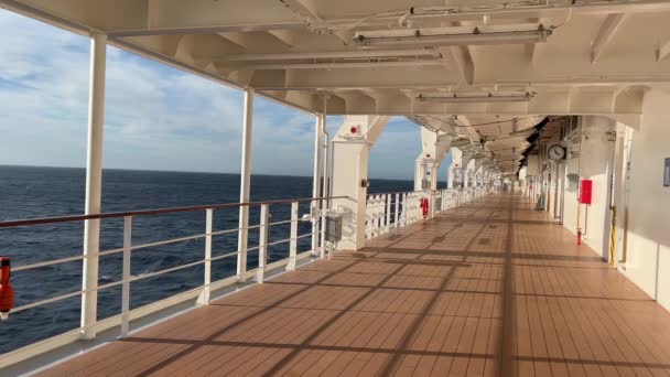 Promenade Sunny Deck Hanging Lifeboats Luxury Cruise Ship Out Sea — Vídeo de Stock