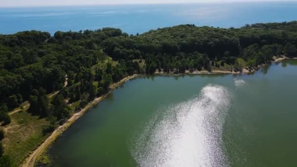 Підйом Панорама Щоб Показати Озеро Мічиган Через Озеро Дун Харбор — стокове відео
