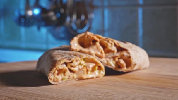 Close Low Calorie Tortilla Wrap Chicken Breast Ready Eat Rack — стоковое видео