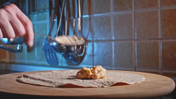 Pregătirea Foliei Tortilla Conținut Scăzut Calorii Umplutură Sân Pui Închide — Videoclip de stoc