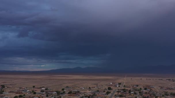 Mojave Çölü Nün Kaliforniya Şehri Üzerinde Bir Fırtına Sırasında Gökyüzünde — Stok video