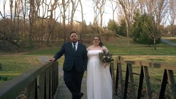 Una Feliz Pareja Casada Puente Soleado Bosque — Vídeos de Stock