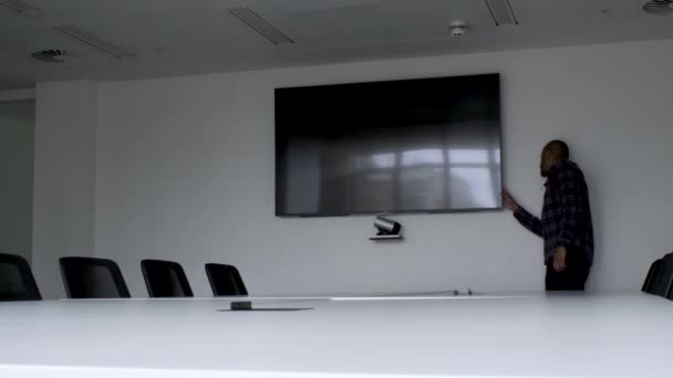 Statisk Bild Man Som Försöker Slå Monitorn Ett Konferensrum Rummet — Stockvideo