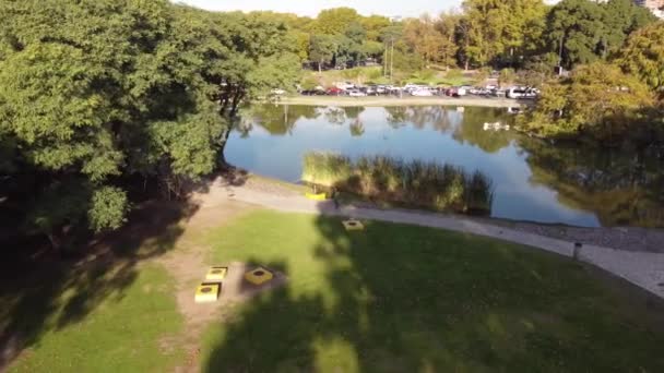 Hombre Vista Aérea Camina Por Sendero Palermo Lakes Buenos Aires — Vídeo de stock