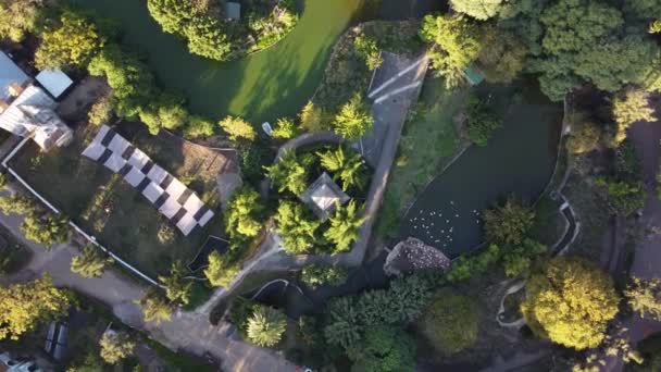 Vista Aérea Giratoria Arriba Hacia Abajo Del Parque Ecológico Buenos — Vídeos de Stock